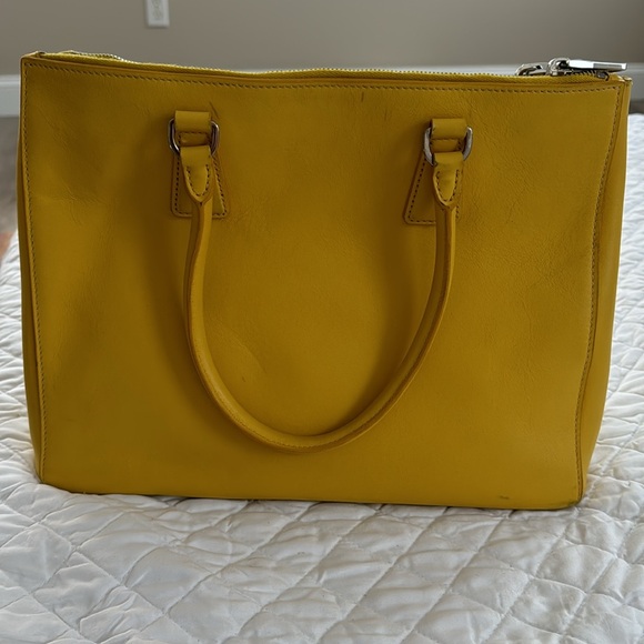 Prada Borsa a Mano Color:  Sole Material: City Calf.  Size: 13”x10”x 6” - Picture 3 of 8